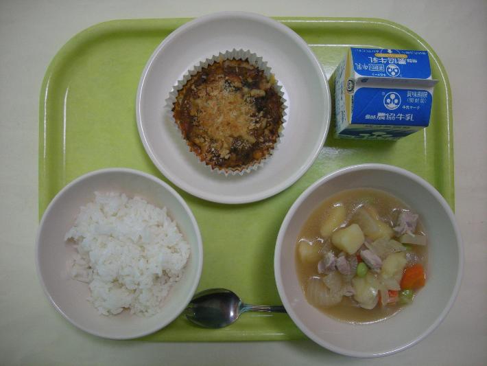 白ごはん、和風ポトフ、なすのミートグラタン、牛乳の写真