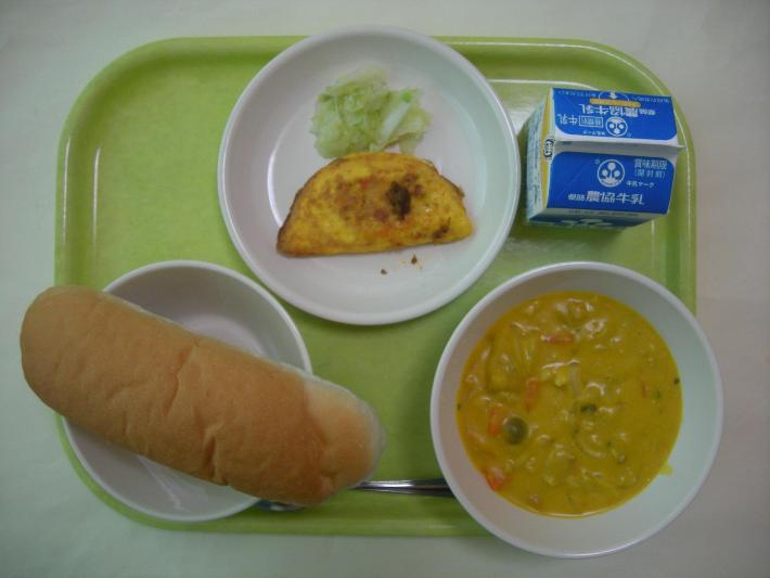 コッペパン（幼稚園ロールパン）、パンプキンポタージュ、トマトオムレツ、キャベツソテー、牛乳の写真
