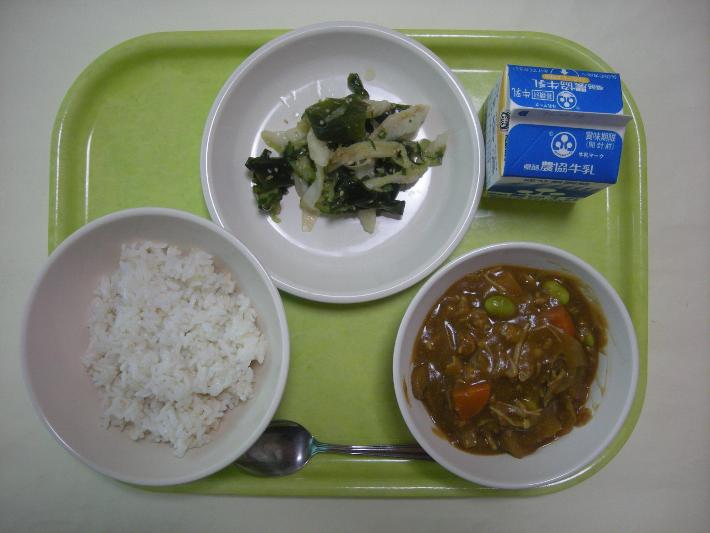 麦ごはん、秋野菜カレー、割干大根のパリパリ漬け、牛乳の写真