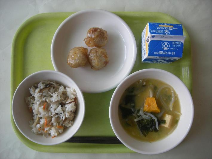 きのこごはん、厚揚げともやしのみそ汁、みたらしさといも、牛乳の写真