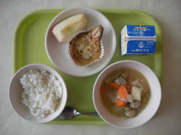 白ごはん、冬瓜のスープ、サバのみそマヨネーズ焼き、りんご、牛乳の写真