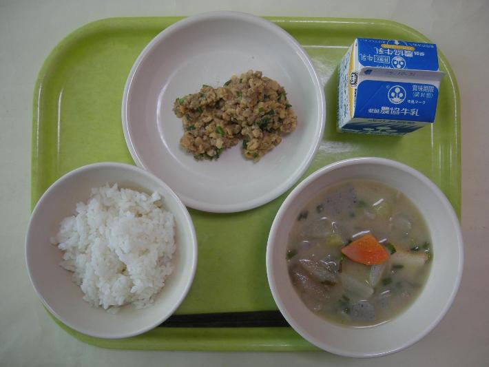 白ごはん、豚汁、スタミナ納豆、牛乳の写真