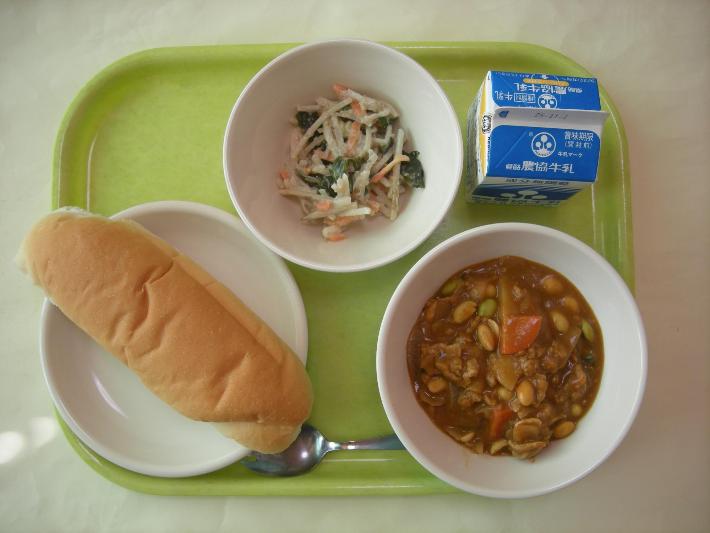 コッペパン（幼稚園ロールパン）、ポークビーンズ、大根とごぼうのサラダ、牛乳の写真
