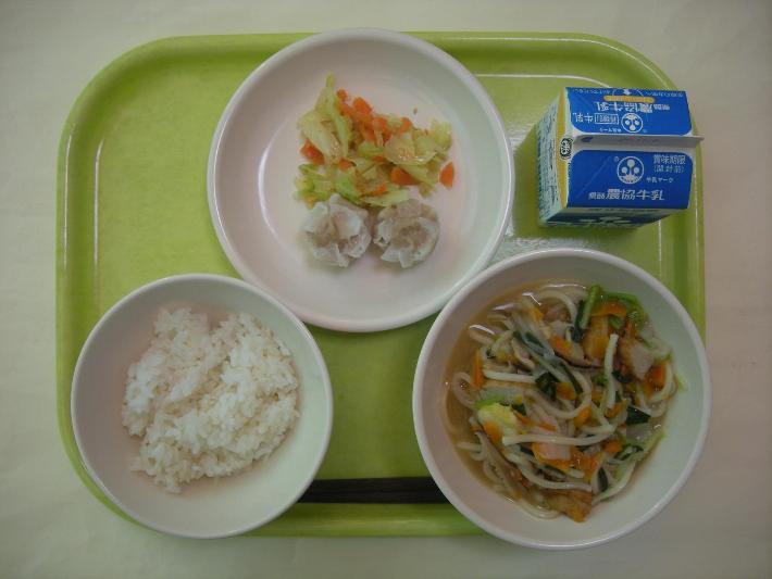 少なめ白ごはん、ちゃんぽん、シュウマイ（幼1個、小2個、中3個）、添え野菜、牛乳の写真