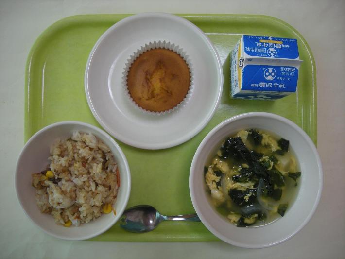 ペッパーライス、ポパイスープ、手作りパンプキンケーキ、牛乳の写真