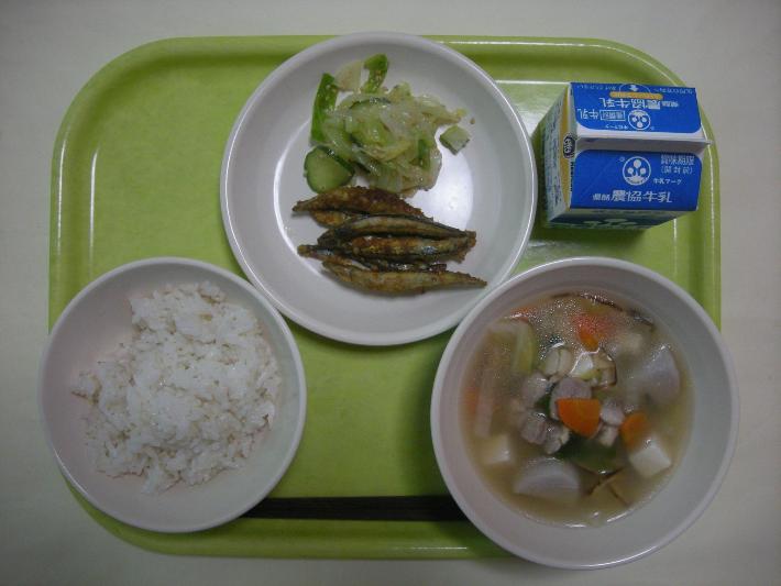 麦ごはん、白玉だんご汁、きびなごの更紗揚げ、添え野菜、牛乳の写真