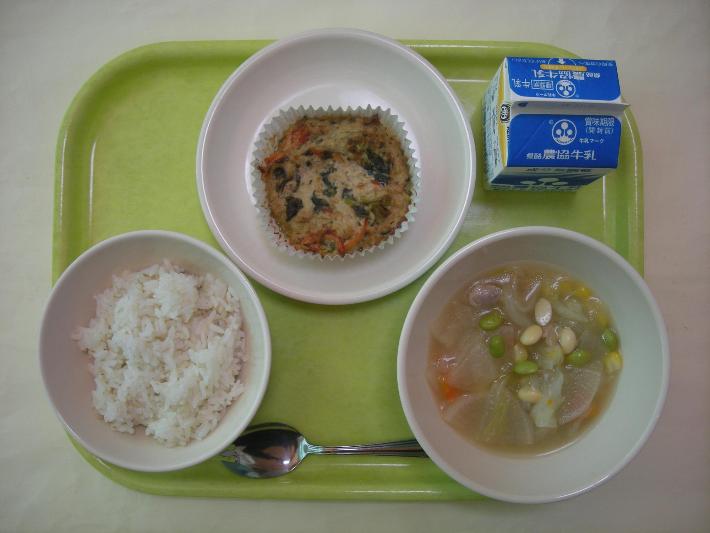 麦ごはん、具だくさん野菜スープ、ツナとポテトのヨーグルトグラタン、牛乳の写真