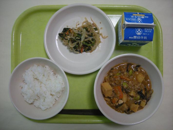 白ごはん、ジャージャン豆腐、ほうれん草ともやしのナムル、牛乳の写真