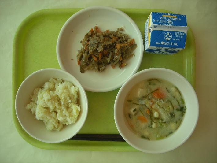 さつまいもごはん、豆まめみそ汁、変わりきんぴら、牛乳の写真