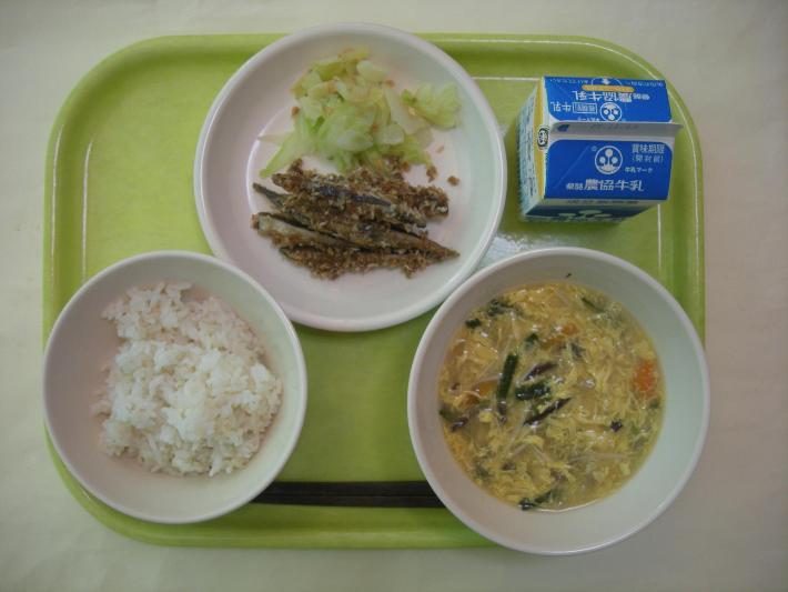 麦ごはん、にら卵スープ、きびなごのアングレーズ、キャベツとピーナッツの酢の物、牛乳の写真