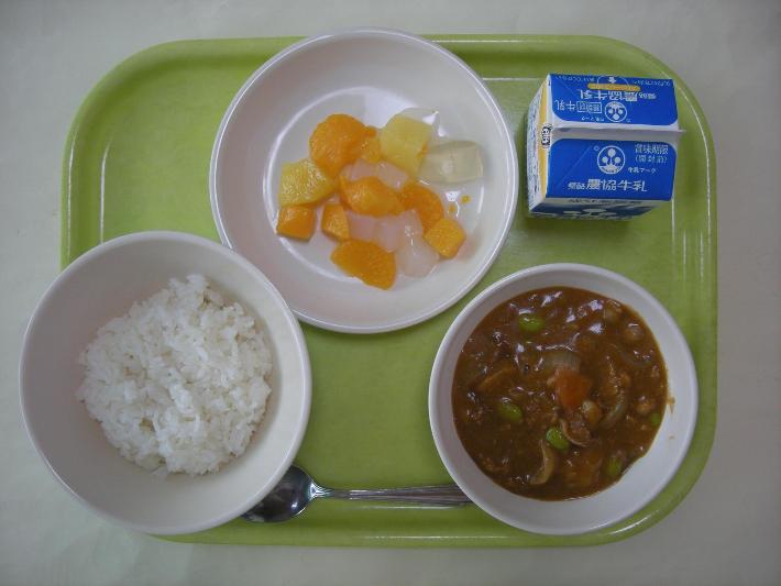 白ごはん、ハヤシライス、ゼリー入りフルーツポンチ、牛乳の写真