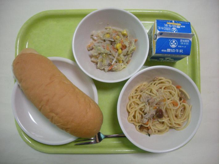 コッペパン（幼ロールパン）、きのこの和風スパゲティ、ツナごぼうソテー、牛乳の写真