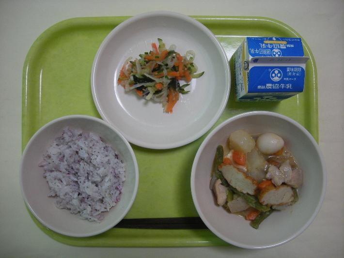 しそごはん、みそおでん、切干大根の三杯酢、牛乳の写真