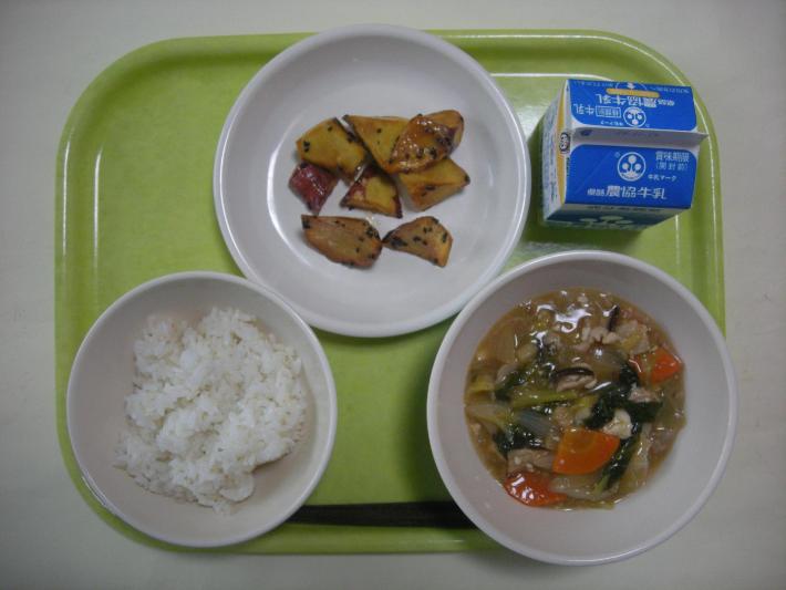 麦ごはん、豆腐の中華煮、大学芋、牛乳の写真