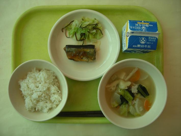 麦ごはん、すいとん汁、さんまの甘露煮、キャベツの塩昆布和え、牛乳の写真
