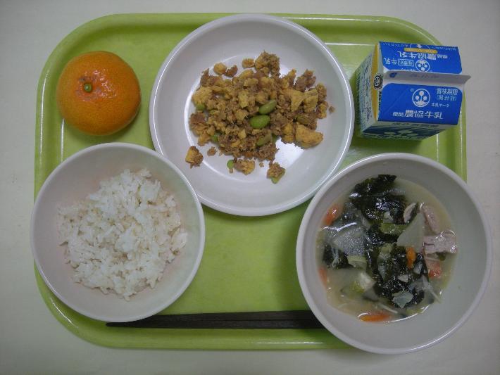 麦ごはん、豆乳汁、ツナそぼろ丼の具、みかん、牛乳の写真