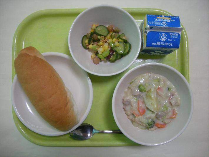 コッペパン（幼稚園ロールパン）、秋の香りシチュー、ビーンズサラダ、牛乳の写真