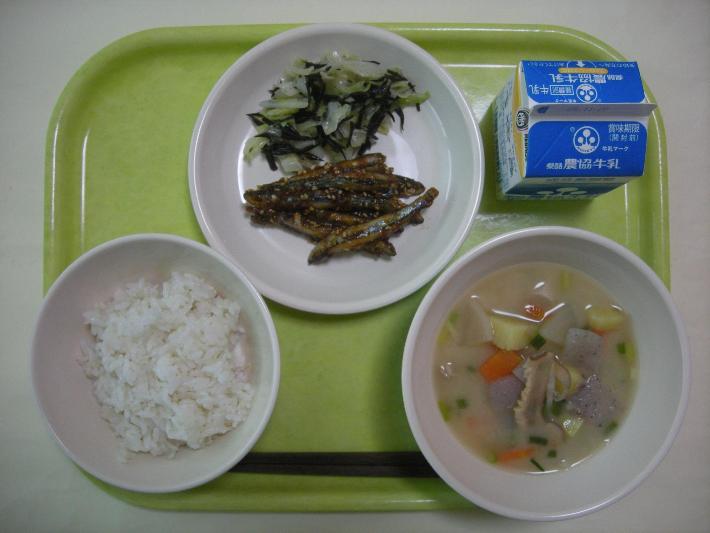 麦ごはん、さつま汁、きびなごのかば焼き、キャベツとひじきの和え物、牛乳の写真