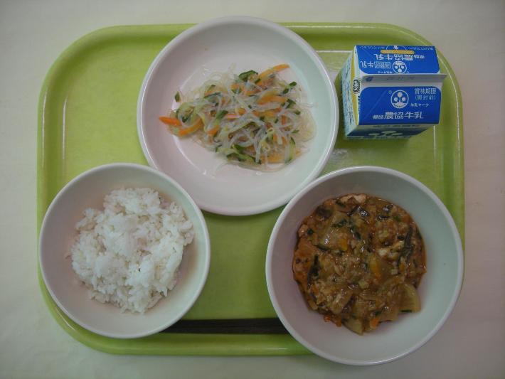 麦ごはん、麻婆大根、リャンパンサンスウ、牛乳の写真