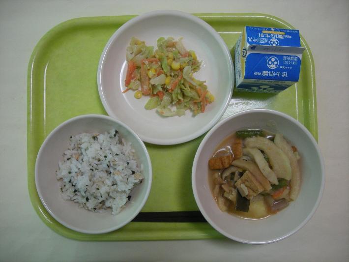 豆わかめごはん、割干大根の煮物、キャベツのごま和え、牛乳の写真