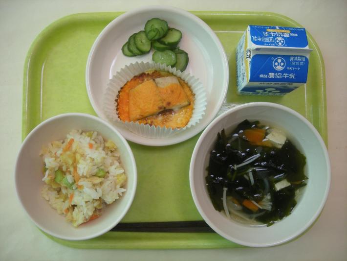 秋の香りごはん、豆腐とわかめのすまし汁、さばのもみじ焼き、ゆできゅうり、牛乳の写真