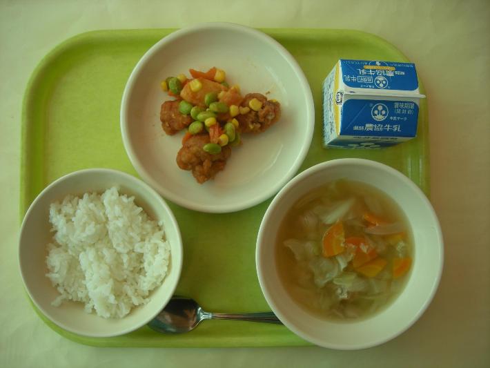 白ごはん、レンズ豆と野菜のスープ、オーロラチキン、牛乳の写真