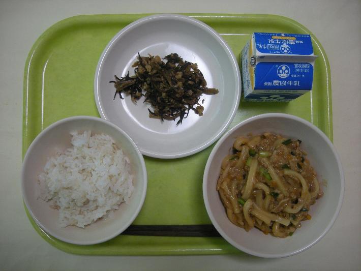 少なめ麦ごはん、じゃあじゃあうどん、海藻の佃煮、牛乳の写真