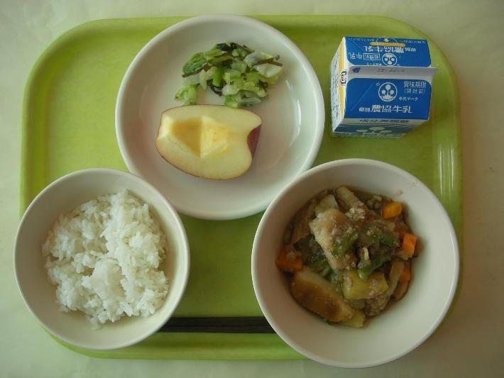 白ごはん、秋のお芋のそぼろ煮、白菜の塩昆布和え、りんご、牛乳の写真