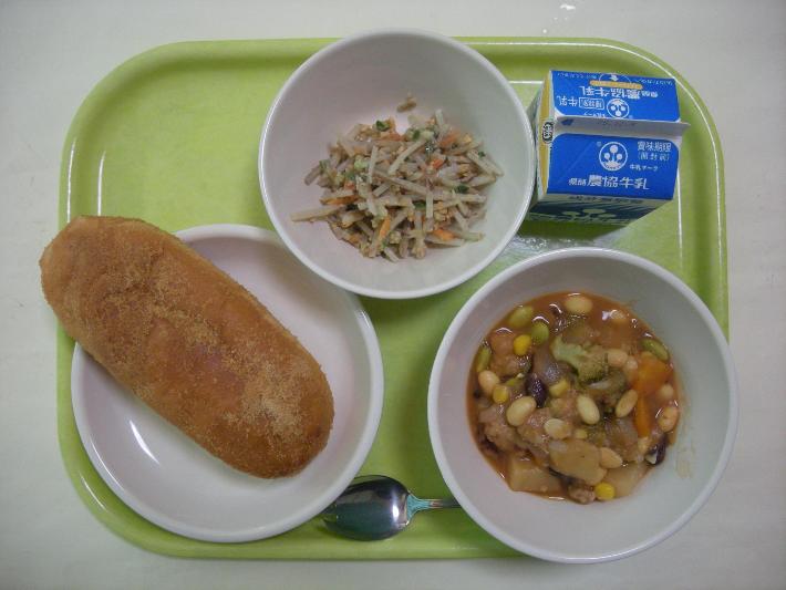 きな粉揚げパン、ミートボールと豆のケチャップ煮、ごぼうとナッツのサラダ、牛乳の写真