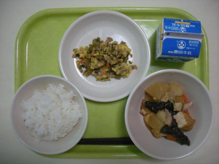白ごはん、おでん、高菜そぼろ、牛乳の写真