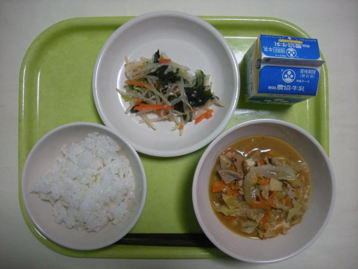 白ごはん、回鍋肉、もやしのナムル、牛乳の写真