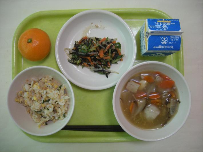 鮭そぼろ寿司、のっぺい汁、ひじきの酢の物、みかん、牛乳の写真