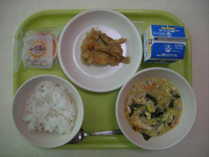 白ごはん、中華コーンスープ、麻婆じゃがいも、焼きプリンタルト、牛乳の写真