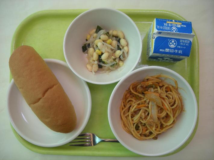 小さめコッペパン（幼稚園ロールパン）、スパゲッティナポリタン、和風サラダ、牛乳の写真