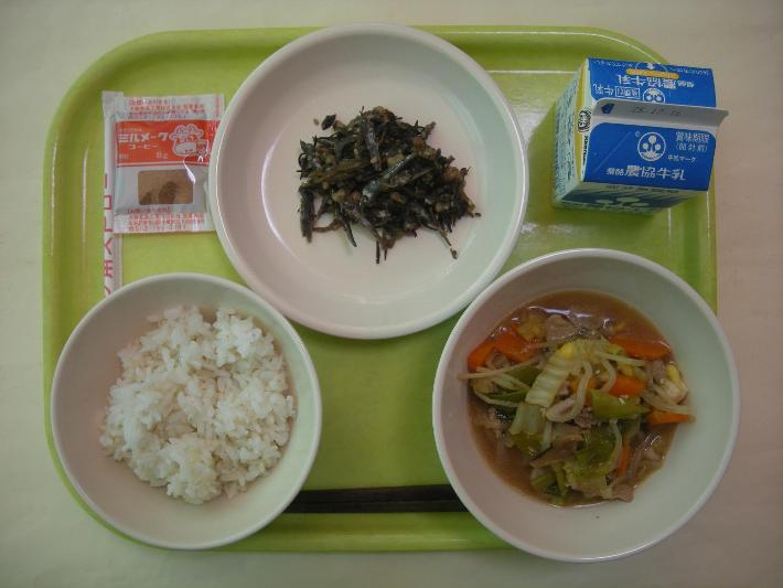 麦ごはん、すき焼き風煮、海藻と小魚の佃煮、牛乳、ミルメークの写真