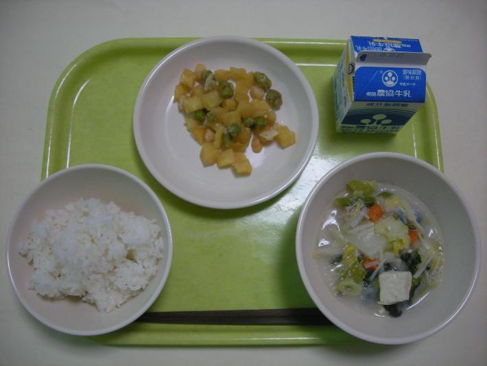 白ごはん、豆乳鍋、お芋とお豆のかりんとう、牛乳の写真