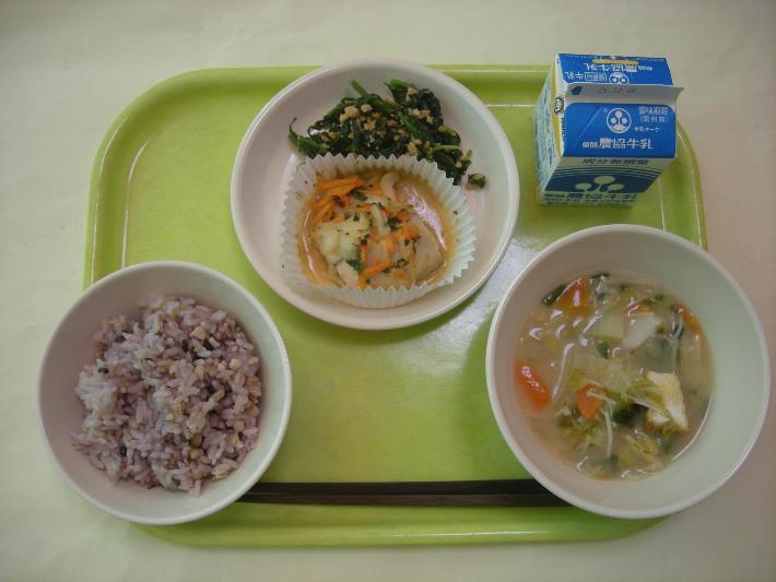 雑穀ごはん、白菜のみそ汁、さばのオイネーズ焼き、ほうれん草のピーナッツ和え、牛乳の写真