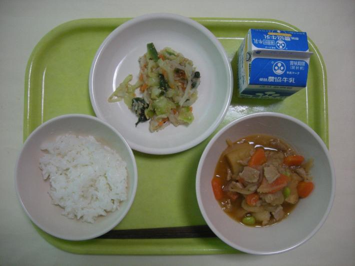 白ごはん、肉じゃが、切干大根のごま和え、牛乳の写真
