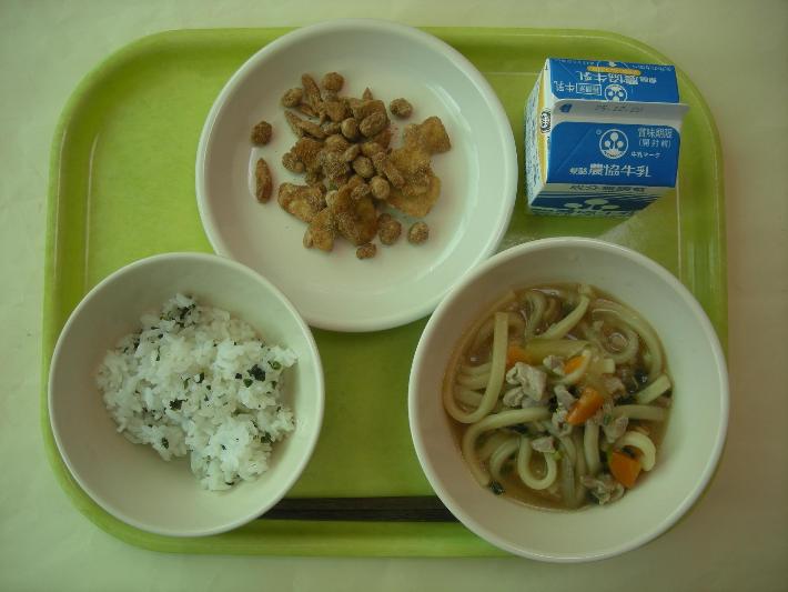 少なめわかめごはん、五目うどん、きな粉バナナッツ、牛乳の写真