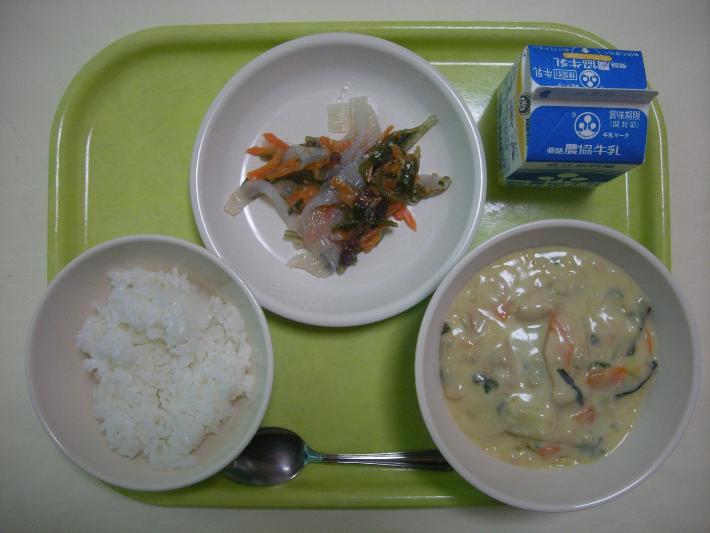 白ごはん、さつまいものカレークリーム煮、こんにゃくサラダ、牛乳の写真