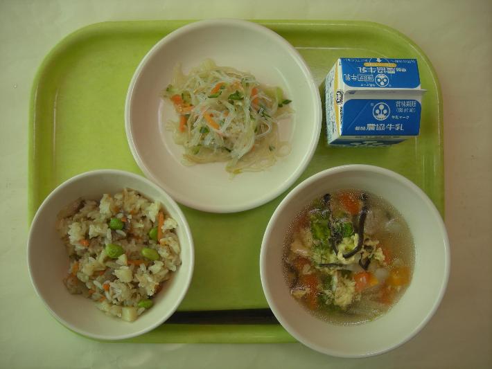 中華おこわ、肉団子と白菜のスープ、中華風酢の物、牛乳の写真