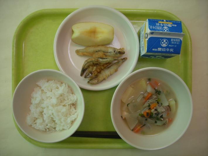 白ごはん、豚汁、きびなごの天ぷら、りんご、牛乳の写真