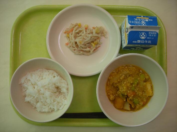 白ごはん、かぼちゃのそぼろ煮、大根のごま和え、牛乳の写真