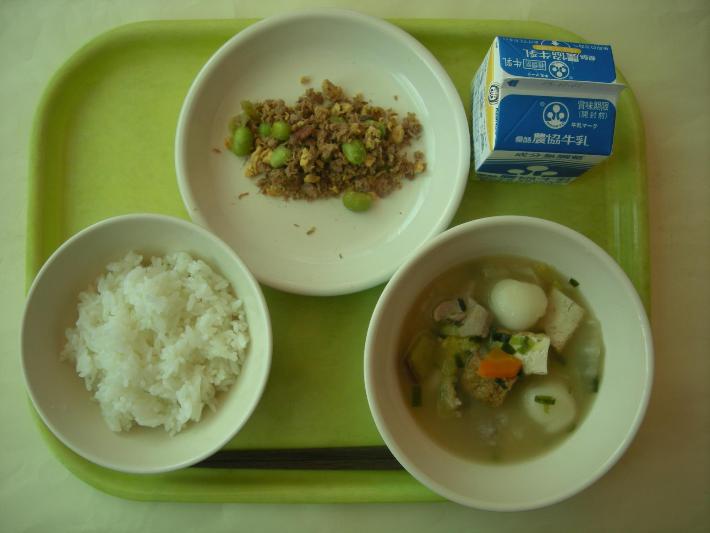 白ごはん、野菜の団子汁、かつおのしぐれ丼、牛乳の写真