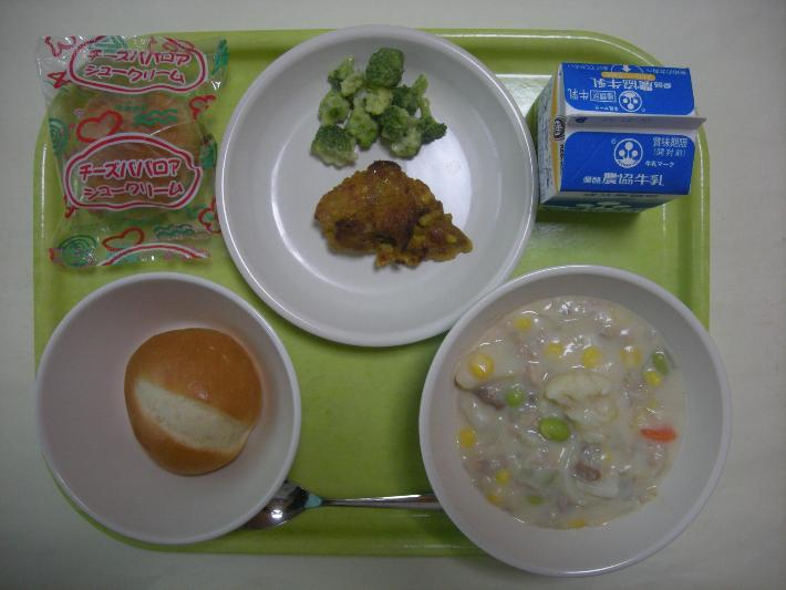 ロールパン、クリームシチュー、タンドリーチキン、ゆでブロッコリー、セレクトデザート、牛乳の写真