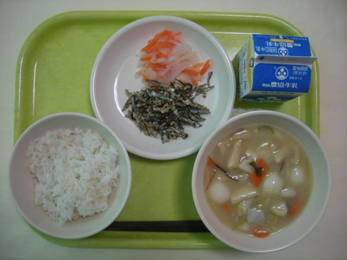 少なめ麦ごはん、お雑煮、田作り、紅白なます、牛乳の写真