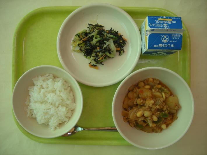 白ごはん、チリコンカン、ひじきと野菜のごまドレッシングサラダ、牛乳の写真