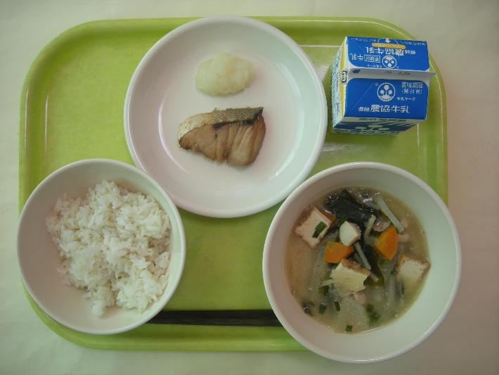 麦ごはん、根菜ごま汁、ぶりの照り焼き、大根おろし煮、牛乳の写真