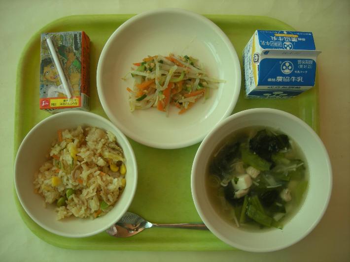 キムチチャーハン（リクエストメニュー）、鶏肉とマロニーのスープ、もやしのナムル、みかん果汁、牛乳の写真