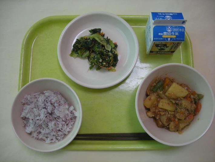 しそごはん、じゃがいものそぼろ煮（リクエストメニュー）、ほうれん草のごま和え、牛乳の写真